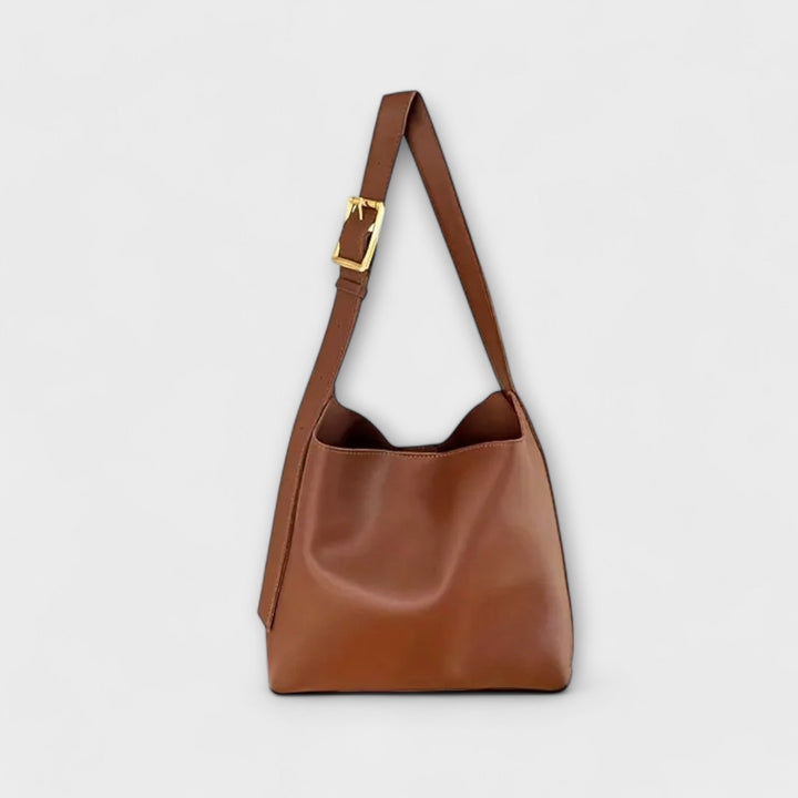 https://cdn.shopify.com/s/files/1/0750/0519/8393/files/Wolff_Braune_Elegante_Ledertasche_1_3_-Photoroom_1.jpg?v=1758575478