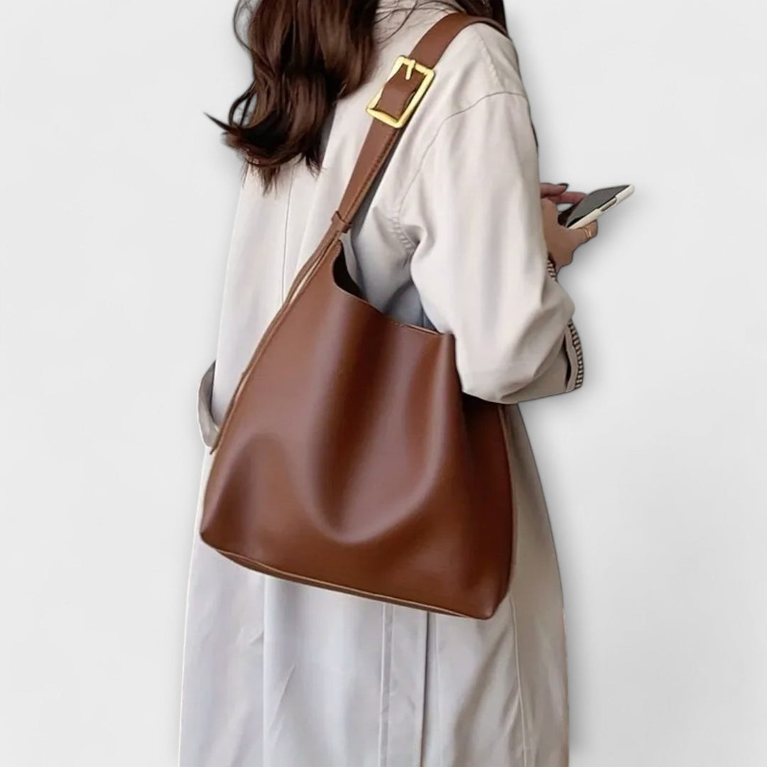 https://cdn.shopify.com/s/files/1/0750/0519/8393/files/Wolff_Braune_Elegante_Ledertasche_2-Photoroom.jpg?v=1758575477