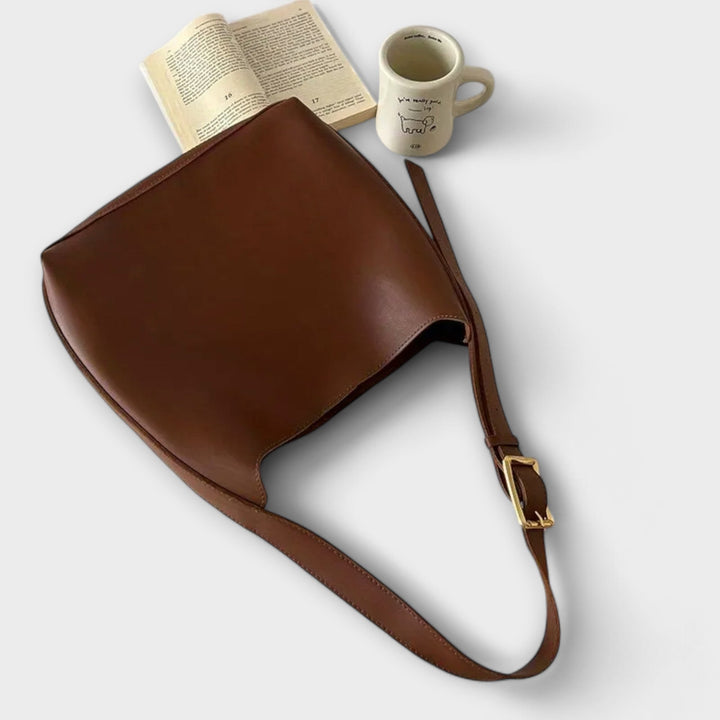 https://cdn.shopify.com/s/files/1/0750/0519/8393/files/Wolff_Braune_Elegante_Ledertasche_4-Photoroom.jpg?v=1758575477