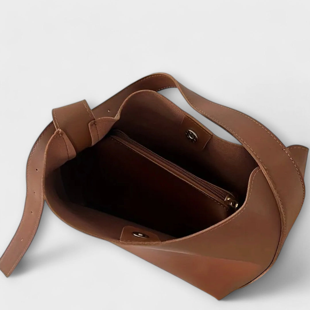 https://cdn.shopify.com/s/files/1/0750/0519/8393/files/Wolff_Braune_Elegante_Ledertasche_5-Photoroom.jpg?v=1758575477