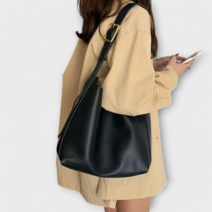 https://cdn.shopify.com/s/files/1/0750/0519/8393/files/Wolff_Braune_Elegante_Ledertasche_6-Photoroom.jpg?v=1758575478
