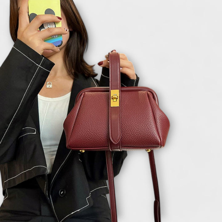 https://cdn.shopify.com/s/files/1/0750/0519/8393/files/bolsinha-transversal-feminina-a-queridinha-das-mulheres-bolsinha-transversal-feminina-a-queridinha-das-mulheres-ga-loja-casa-inovare-193085_1000x_a09451d3-89e2-4cbe-833b-510dd73f9c1f.jpg?v=1758575475